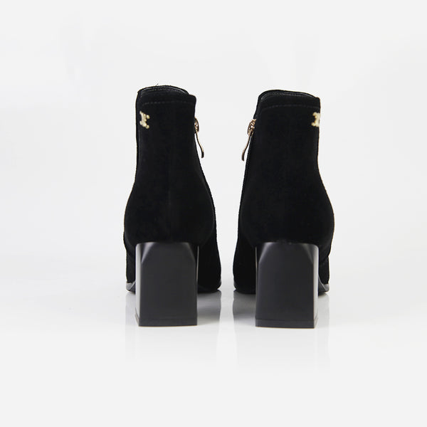 black_4_3daf2476-a116-4b57-a01a-c0fe967f04dd_grande